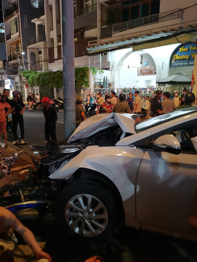 Tạm giữ nữ tài xế tông hàng loạt xe máy dừng đèn đỏ khiến 2 mẹ con tử vong- Ảnh 2. Tạm giữ nữ tài xế tông hàng loạt xe máy dừng đèn đỏ khiến 2 mẹ con tử vong- Ảnh 2.