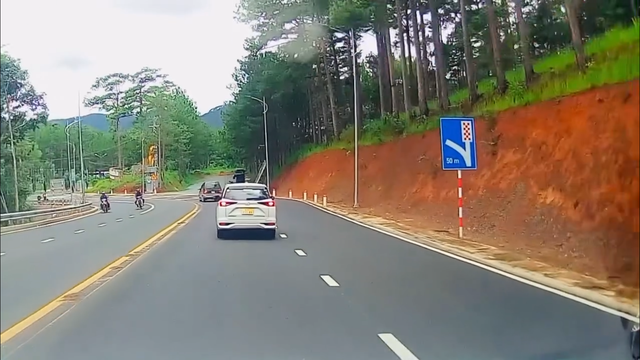 Ô tô hạ trại trên đèo Prenn, CĐM cảnh báo: 'Có ngày ngắm gà' - Biển báo giao thông cách 50m hé lộ lý do- Ảnh 2. Ô tô hạ trại trên đèo Prenn, CĐM cảnh báo: 'Có ngày ngắm gà' - Biển báo giao thông cách 50m hé lộ lý do- Ảnh 2.