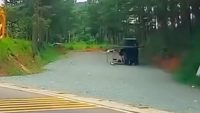 Ô tô hạ trại trên đèo Prenn, CĐM cảnh báo: 'Có ngày ngắm gà' - Biển báo giao thông cách 50m hé lộ lý do- Ảnh 1. Ô tô hạ trại trên đèo Prenn, CĐM cảnh báo: 'Có ngày ngắm gà' - Biển báo giao thông cách 50m hé lộ lý do- Ảnh 1.