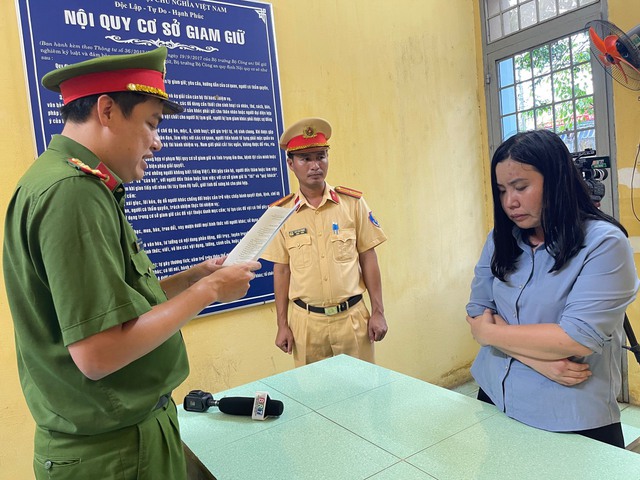 Bắt nữ tài xế tông hàng loạt người dừng đèn đỏ, khiến 2 mẹ con tử vong- Ảnh 1. Bắt nữ tài xế tông hàng loạt người dừng đèn đỏ, khiến 2 mẹ con tử vong- Ảnh 1.