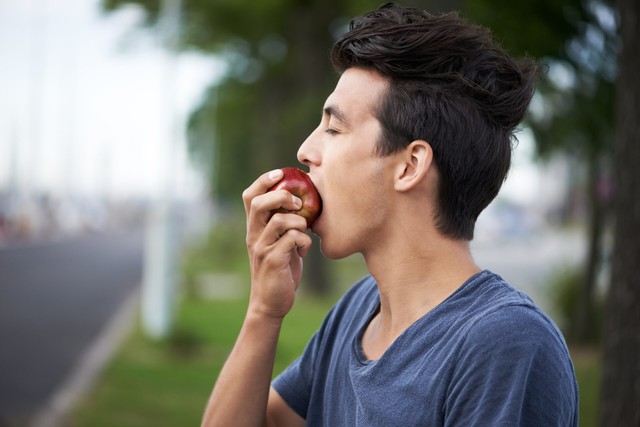 Người đàn ông hôn mê sau khi ăn táo: Chuyên gia chỉ ra một sai lầm "chí mạng"- Ảnh 1. Người đàn ông hôn mê sau khi ăn táo: Chuyên gia chỉ ra một sai lầm "chí mạng"- Ảnh 1.