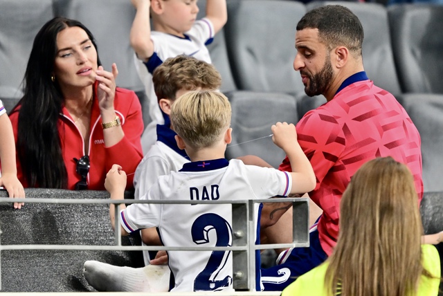 Độc lạ Euro 2024: Chính thất - tiểu tam cùng đến sân cổ vũ sao tuyển Anh, HLV Southgate “méo mặt”- Ảnh 3. Độc lạ Euro 2024: Chính thất - tiểu tam cùng đến sân cổ vũ sao tuyển Anh, HLV Southgate “méo mặt”- Ảnh 3.