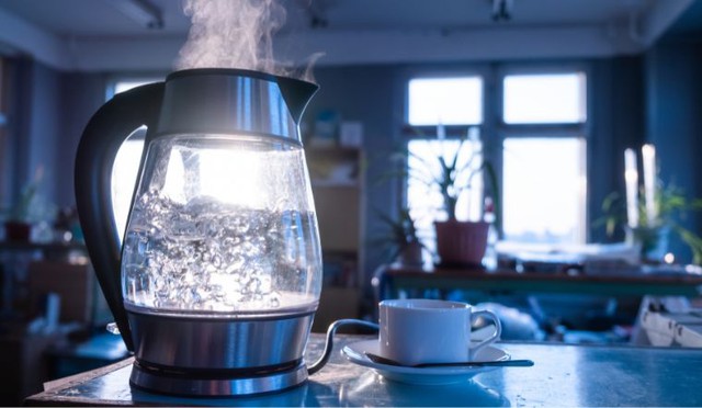 Dùng ấm siêu tốc kiểu này rất nguy hiểm: Lỗi đầu tiên nhiều gia đình vẫn đang làm- Ảnh 1. Dùng ấm siêu tốc kiểu này rất nguy hiểm: Lỗi đầu tiên nhiều gia đình vẫn đang làm- Ảnh 1.