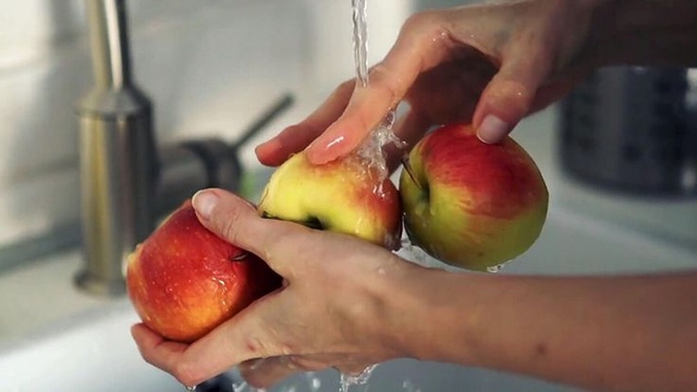 Người đàn ông hôn mê sau khi ăn táo: Chuyên gia chỉ ra một sai lầm "chí mạng"- Ảnh 2.