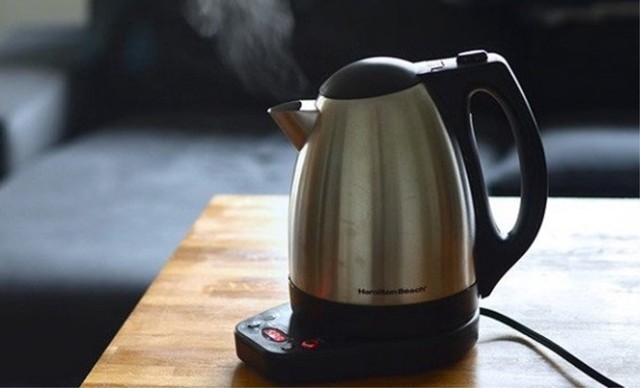 Dùng ấm siêu tốc kiểu này rất nguy hiểm: Lỗi đầu tiên nhiều gia đình vẫn đang làm- Ảnh 2. Dùng ấm siêu tốc kiểu này rất nguy hiểm: Lỗi đầu tiên nhiều gia đình vẫn đang làm- Ảnh 2.