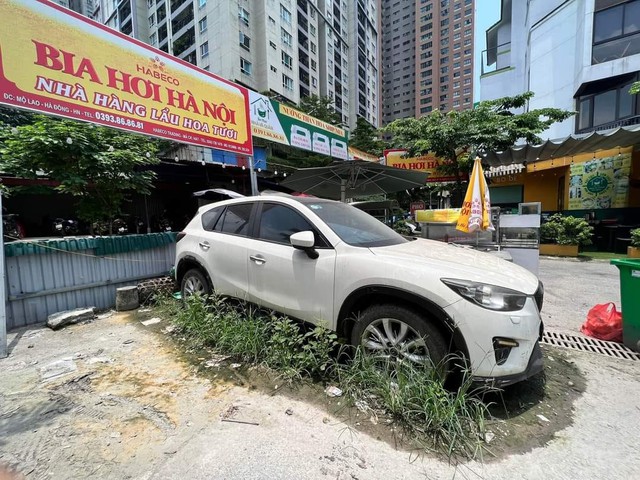 Bí ẩn chiếc Mazda CX-5 nằm chỏng chơ trước cửa quán bia từ dịch Covid-19: Hé lộ về chủ nhân- Ảnh 1. Bí ẩn chiếc Mazda CX-5 nằm chỏng chơ trước cửa quán bia từ dịch Covid-19: Hé lộ về chủ nhân- Ảnh 1.