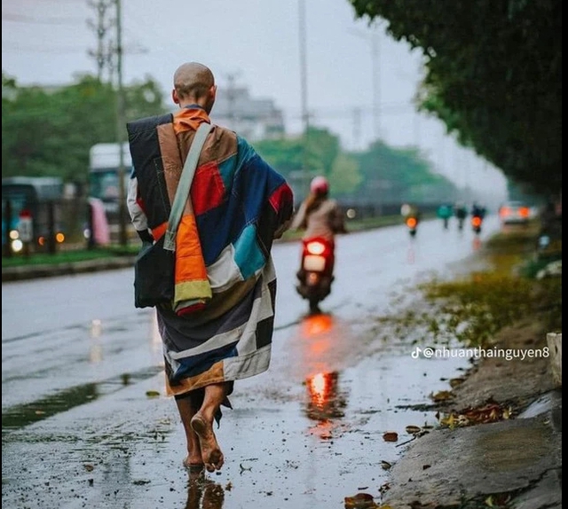 Ông Thích Minh Tuệ đã tự nguyện dừng việc đi bộ khất thực- Ảnh 1.