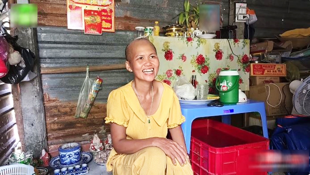 Người phụ nữ sống giữa 2.000 nấm mồ, dựng chòi ngủ cạnh mộ chồng vì "không muốn anh cô đơn"- Ảnh 3. Người phụ nữ sống giữa 2.000 nấm mồ, dựng chòi ngủ cạnh mộ chồng vì "không muốn anh cô đơn"- Ảnh 3.