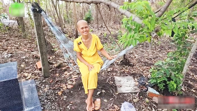 Người phụ nữ sống giữa 2.000 nấm mồ, dựng chòi ngủ cạnh mộ chồng vì "không muốn anh cô đơn"- Ảnh 4. Người phụ nữ sống giữa 2.000 nấm mồ, dựng chòi ngủ cạnh mộ chồng vì "không muốn anh cô đơn"- Ảnh 4.