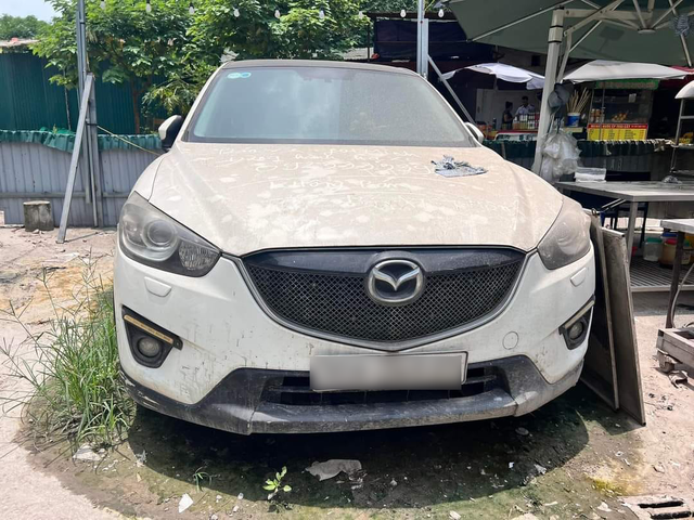Bí ẩn chiếc Mazda CX-5 nằm chỏng chơ trước cửa quán bia từ dịch Covid-19: Hé lộ về chủ nhân- Ảnh 2. Bí ẩn chiếc Mazda CX-5 nằm chỏng chơ trước cửa quán bia từ dịch Covid-19: Hé lộ về chủ nhân- Ảnh 2.