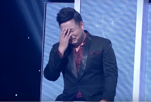 Quang Lê vừa hát xong, bị một nam ca sĩ chỉ tay vào mặt dọa: "Ai cho mày hát bài của tao?"- Ảnh 1. Quang Lê vừa hát xong, bị một nam ca sĩ chỉ tay vào mặt dọa: "Ai cho mày hát bài của tao?"- Ảnh 1.