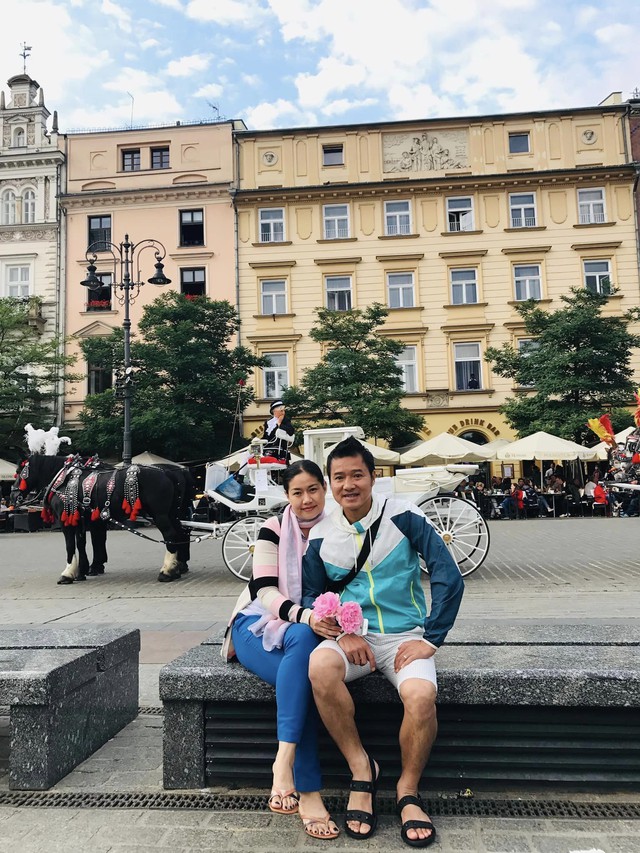 Cuộc sống của danh thủ Hồng Sơn sau giải nghệ: Hạnh phúc bên vợ và 3 con, tuổi 54 gia nhập showbiz?- Ảnh 4. Cuộc sống của danh thủ Hồng Sơn sau giải nghệ: Hạnh phúc bên vợ và 3 con, tuổi 54 gia nhập showbiz?- Ảnh 4.