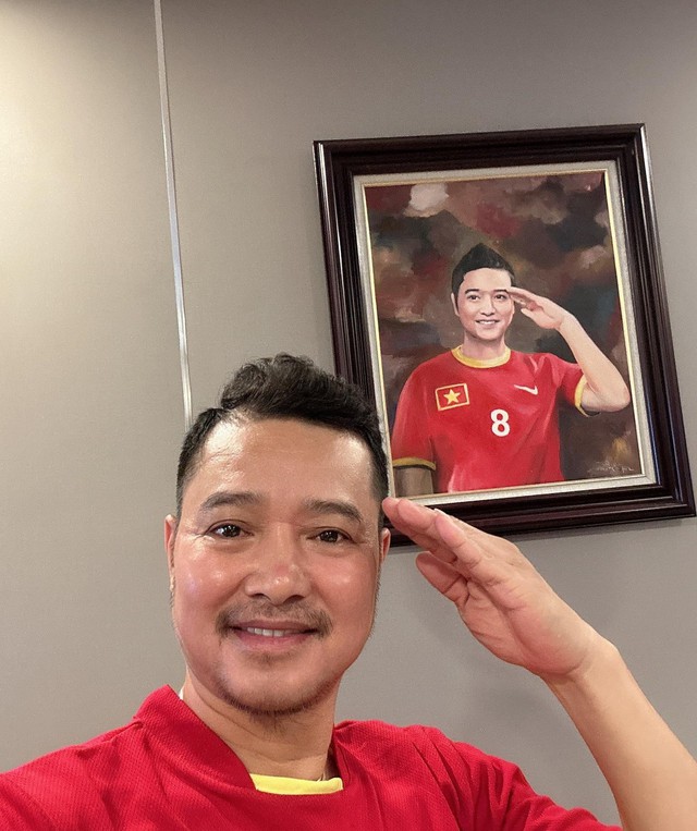 Cuộc sống của danh thủ Hồng Sơn sau giải nghệ: Hạnh phúc bên vợ và 3 con, tuổi 54 gia nhập showbiz?- Ảnh 2. Cuộc sống của danh thủ Hồng Sơn sau giải nghệ: Hạnh phúc bên vợ và 3 con, tuổi 54 gia nhập showbiz?- Ảnh 2.