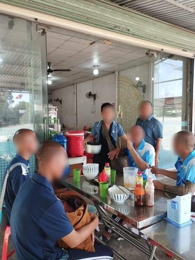 Xôn xao hình ảnh đoàn người từng theo chân ông Thích Minh Tuệ vào ăn phở bò: Chủ quán phân trần- Ảnh 1. Xôn xao hình ảnh đoàn người từng theo chân ông Thích Minh Tuệ vào ăn phở bò: Chủ quán phân trần- Ảnh 1.