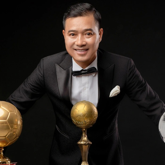 Cuộc sống của danh thủ Hồng Sơn sau giải nghệ: Hạnh phúc bên vợ và 3 con, tuổi 54 gia nhập showbiz?- Ảnh 1. Cuộc sống của danh thủ Hồng Sơn sau giải nghệ: Hạnh phúc bên vợ và 3 con, tuổi 54 gia nhập showbiz?- Ảnh 1.