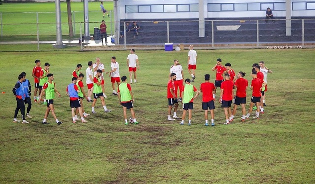 Tranh vé với tuyển Việt Nam, LĐBĐ Indonesia bị nghi "chơi xấu" đội Iraq, CĐV xin lỗi trong xấu hổ- Ảnh 1. Tranh vé với tuyển Việt Nam, LĐBĐ Indonesia bị nghi "chơi xấu" đội Iraq, CĐV xin lỗi trong xấu hổ- Ảnh 1.