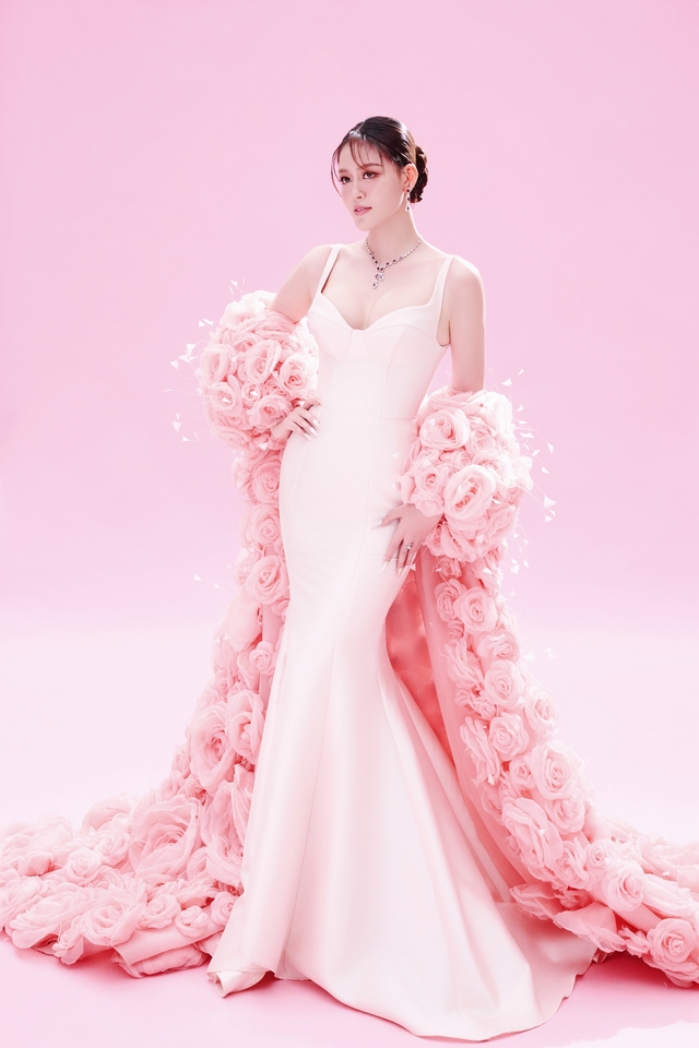 Á hậu Đặng Thanh Ngân khoe sắc với áo choàng hồng đính trăm bông hoa, tiết lộ cuộc sống hiện tại- Ảnh 5. Á hậu Đặng Thanh Ngân khoe sắc với áo choàng hồng đính trăm bông hoa, tiết lộ cuộc sống hiện tại- Ảnh 5.