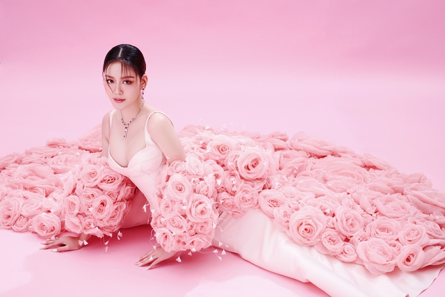 Á hậu Đặng Thanh Ngân khoe sắc với áo choàng hồng đính trăm bông hoa, tiết lộ cuộc sống hiện tại- Ảnh 1. Á hậu Đặng Thanh Ngân khoe sắc với áo choàng hồng đính trăm bông hoa, tiết lộ cuộc sống hiện tại- Ảnh 1.