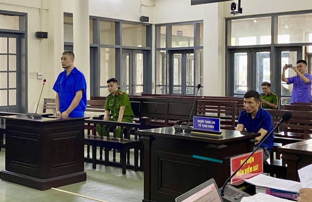 Tài xế nghiện ma túy đâm thẳng vào CSGT, vứt phương tiện bỏ chạy- Ảnh 1. Tài xế nghiện ma túy đâm thẳng vào CSGT, vứt phương tiện bỏ chạy- Ảnh 1.