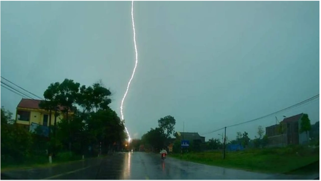 454 cú sét đánh xuống mặt đất ở Hà Nội chỉ trong 10 phút- Ảnh 3. 454 cú sét đánh xuống mặt đất ở Hà Nội chỉ trong 10 phút- Ảnh 3.