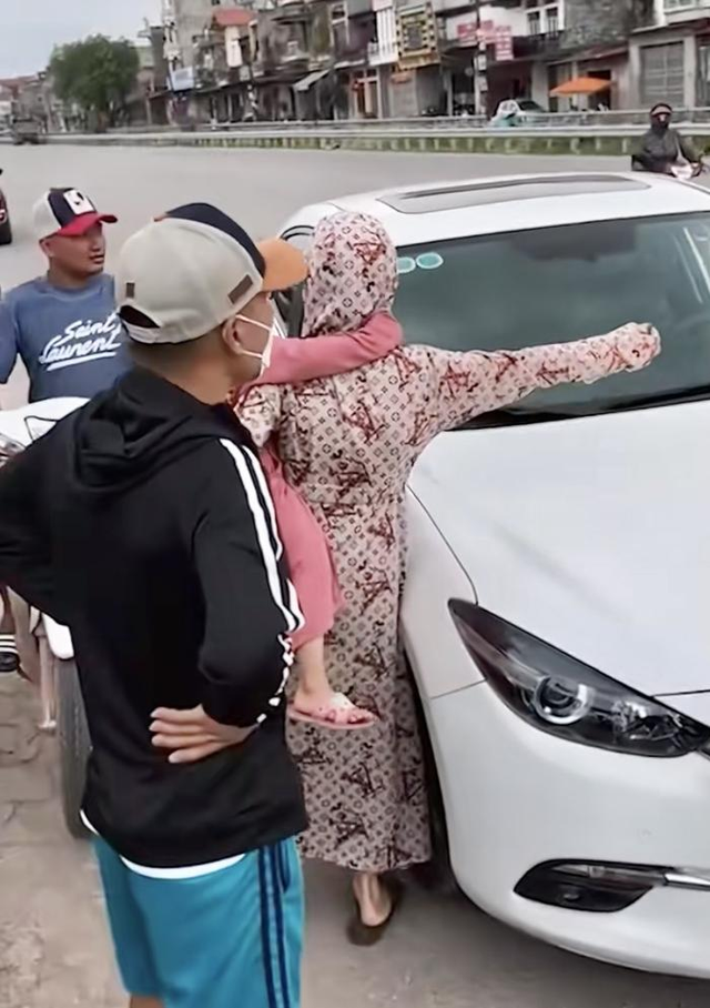 Xôn xao clip ở Bắc Giang: Vợ chồng đang đi đường vô tình tìm thấy ô tô bị mất gần 1 năm trời- Ảnh 1. Xôn xao clip ở Bắc Giang: Vợ chồng đang đi đường vô tình tìm thấy ô tô bị mất gần 1 năm trời- Ảnh 1.