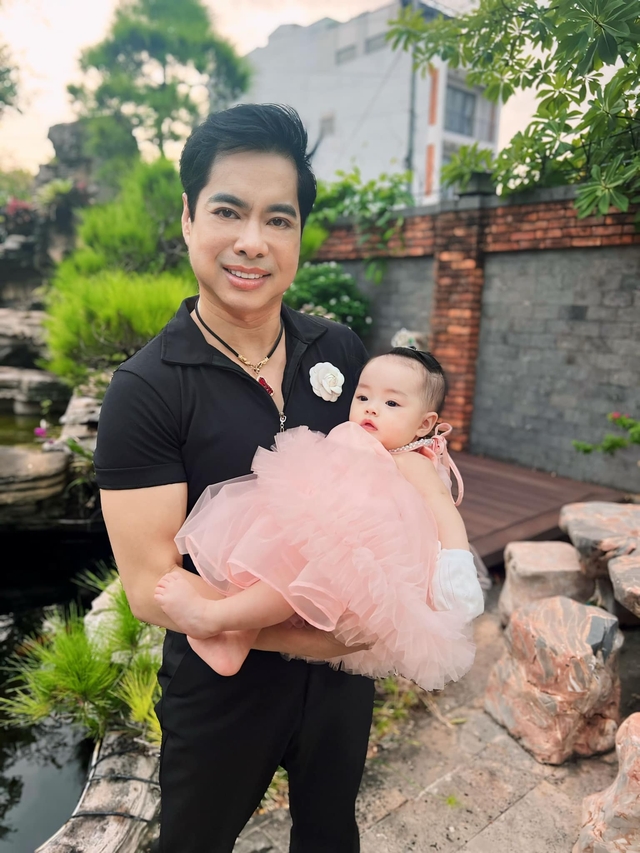 "Ông hoàng nhạc sến" Ngọc Sơn lên chức bố ở tuổi U60- Ảnh 1. "Ông hoàng nhạc sến" Ngọc Sơn lên chức bố ở tuổi U60- Ảnh 1.