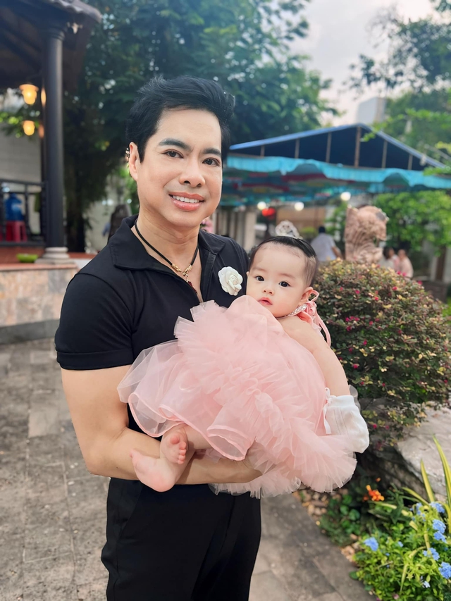 "Ông hoàng nhạc sến" Ngọc Sơn lên chức bố ở tuổi U60- Ảnh 2. "Ông hoàng nhạc sến" Ngọc Sơn lên chức bố ở tuổi U60- Ảnh 2.