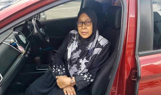 Xuống ô tô vẫn để máy nổ, người phụ nữ không ngờ tới màn cướp xe gay cấn như trong phim- Ảnh 4. Xuống ô tô vẫn để máy nổ, người phụ nữ không ngờ tới màn cướp xe gay cấn như trong phim- Ảnh 4.