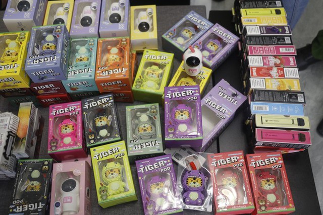 Các loại thuốc lá điện tử được thiết kế bắt mắt, thu hút giới trẻ Các loại thuốc lá điện tử được thiết kế bắt mắt, thu hút giới trẻ