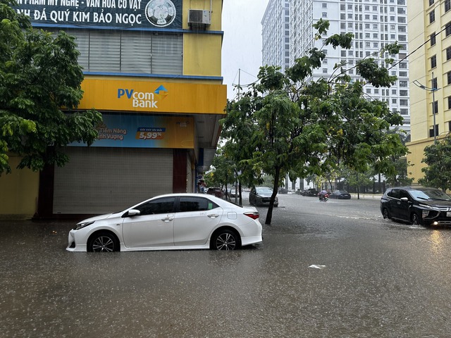 Clip: Xe CSGT "mắc kẹt" giữa dòng nước ngập, người dân Quảng Ninh bất lực trước cơn mưa xối xả- Ảnh 5.