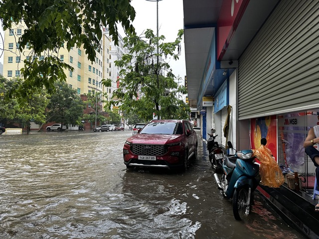 Clip: Xe CSGT "mắc kẹt" giữa dòng nước ngập, người dân Quảng Ninh bất lực trước cơn mưa xối xả- Ảnh 3. Clip: Xe CSGT "mắc kẹt" giữa dòng nước ngập, người dân Quảng Ninh bất lực trước cơn mưa xối xả- Ảnh 3.