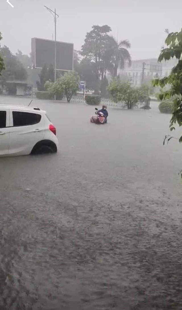 Clip: Xe CSGT "mắc kẹt" giữa dòng nước ngập, người dân Quảng Ninh bất lực trước cơn mưa xối xả- Ảnh 8. Clip: Xe CSGT "mắc kẹt" giữa dòng nước ngập, người dân Quảng Ninh bất lực trước cơn mưa xối xả- Ảnh 8.