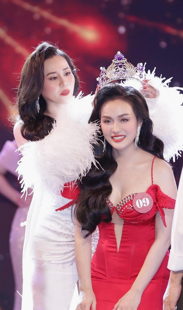 Vũ Thị Hoa đăng quang Mrs Earth Vietnam 2024- Ảnh 1.