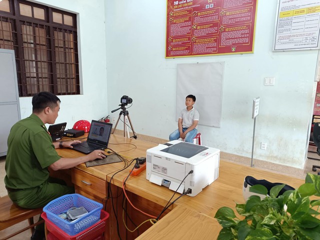 Bố mẹ nên đưa con đến ngay trụ sở công an làm điều này nếu không muốn cầm theo giấy khai sinh đi khắp nơi- Ảnh 1. Bố mẹ nên đưa con đến ngay trụ sở công an làm điều này nếu không muốn cầm theo giấy khai sinh đi khắp nơi- Ảnh 1.