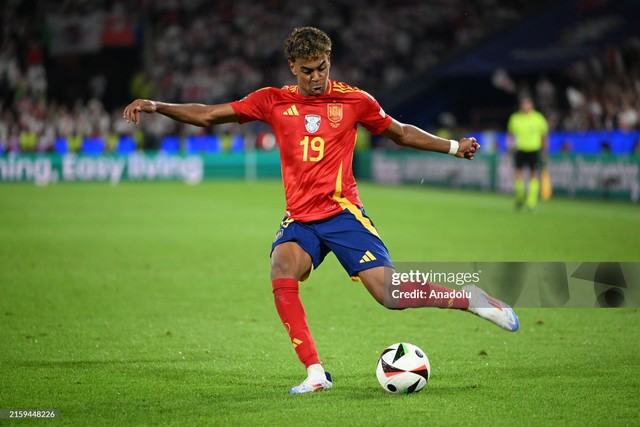 Vừa tốt nghiệp trung học, ngôi sao 16 tuổi san bằng luôn cột mốc Euro của Ronaldo- Ảnh 1. Vừa tốt nghiệp trung học, ngôi sao 16 tuổi san bằng luôn cột mốc Euro của Ronaldo- Ảnh 1.