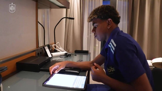 Vừa tốt nghiệp trung học, ngôi sao 16 tuổi san bằng luôn cột mốc Euro của Ronaldo- Ảnh 2. Vừa tốt nghiệp trung học, ngôi sao 16 tuổi san bằng luôn cột mốc Euro của Ronaldo- Ảnh 2.