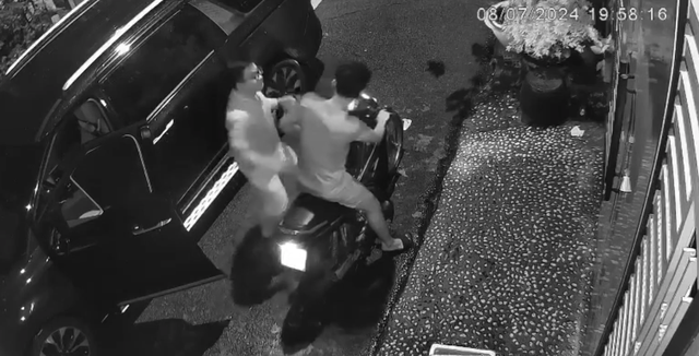 Vừa ra khỏi cửa, thanh niên ngơ ngác bị gã tài xế tát liên hoàn rồi hỏi: "Mày nhìn cái gì?"- Ảnh 1. Vừa ra khỏi cửa, thanh niên ngơ ngác bị gã tài xế tát liên hoàn rồi hỏi: "Mày nhìn cái gì?"- Ảnh 1.