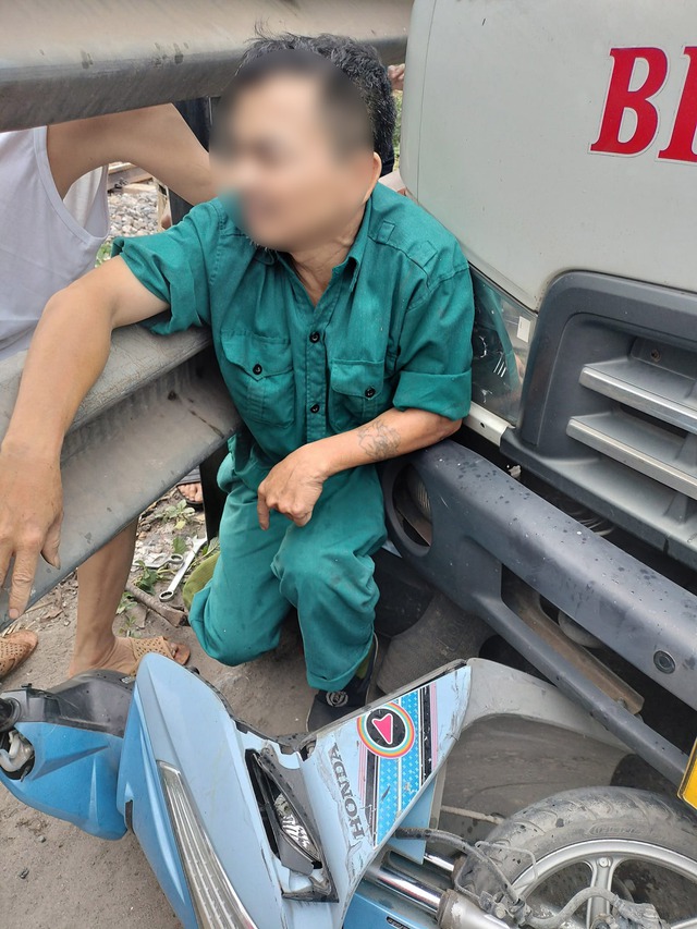 Người đàn ông đau đớn mắc kẹt giữa ô tô và hộ lan sau tai nạn liên hoàn ở Hà Nội: Nhân chứng kể nguồn cơn- Ảnh 1. Người đàn ông đau đớn mắc kẹt giữa ô tô và hộ lan sau tai nạn liên hoàn ở Hà Nội: Nhân chứng kể nguồn cơn- Ảnh 1.