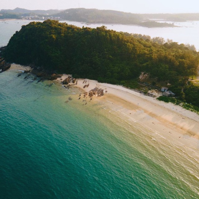 Bãi biển tên độc lạ ở nơi được mệnh danh là "đảo thiên đường của miền Bắc": Nhiều người chưa nghe bao giờ- Ảnh 2. Bãi biển tên độc lạ ở nơi được mệnh danh là "đảo thiên đường của miền Bắc": Nhiều người chưa nghe bao giờ- Ảnh 2.