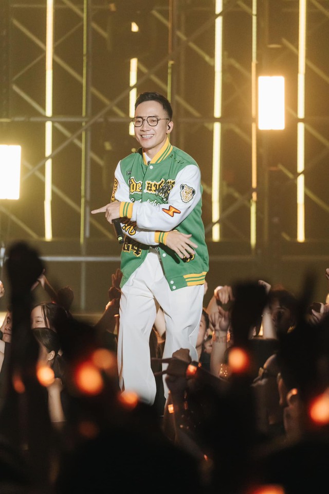 Nam nghệ sĩ Việt U50: Ông chủ chuỗi cà phê, có nhiều đất, hôn nhân viên mãn với vợ kém 10 tuổi- Ảnh 1. Nam nghệ sĩ Việt U50: Ông chủ chuỗi cà phê, có nhiều đất, hôn nhân viên mãn với vợ kém 10 tuổi- Ảnh 1.