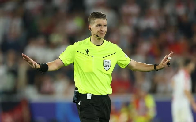 Công bố trọng tài chung kết Euro 2024: Tranh cãi nảy lửa, đội tuyển Anh hưởng lợi lớn?- Ảnh 3. Công bố trọng tài chung kết Euro 2024: Tranh cãi nảy lửa, đội tuyển Anh hưởng lợi lớn?- Ảnh 3.