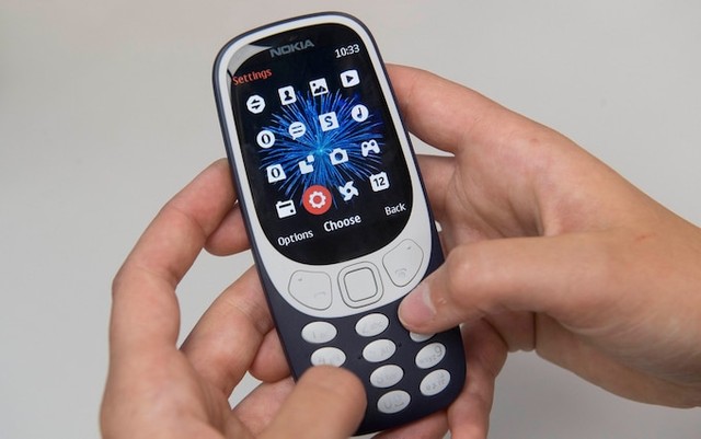 Kỳ lạ ngôi trường danh giá ở nước Anh phát cho học sinh Nokia “cục gạch” để dùng- Ảnh 1. Kỳ lạ ngôi trường danh giá ở nước Anh phát cho học sinh Nokia “cục gạch” để dùng- Ảnh 1.