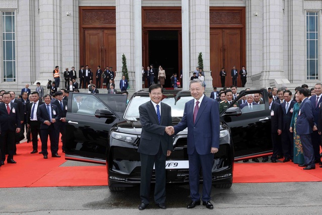 Việt Nam tặng Lào 20 xe điện VF9, Chủ tịch nước Tô Lâm lái xe chở lãnh đạo nước bạn- Ảnh 1. Việt Nam tặng Lào 20 xe điện VF9, Chủ tịch nước Tô Lâm lái xe chở lãnh đạo nước bạn- Ảnh 1.