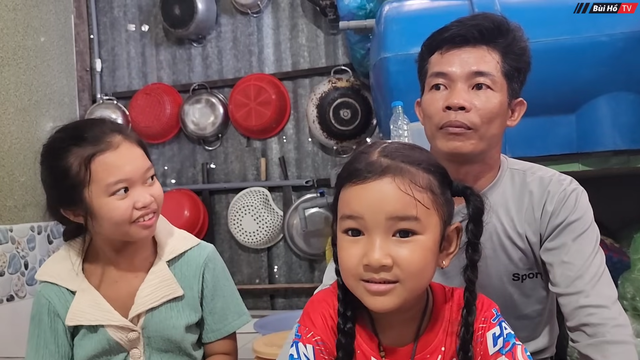Vợ chồng nghèo Đồng Tháp nhặt bé gái sinh non bị vứt ở lùm cây về nuôi, 6 năm sau hưởng "trái ngọt"- Ảnh 2. Vợ chồng nghèo Đồng Tháp nhặt bé gái sinh non bị vứt ở lùm cây về nuôi, 6 năm sau hưởng "trái ngọt"- Ảnh 2.