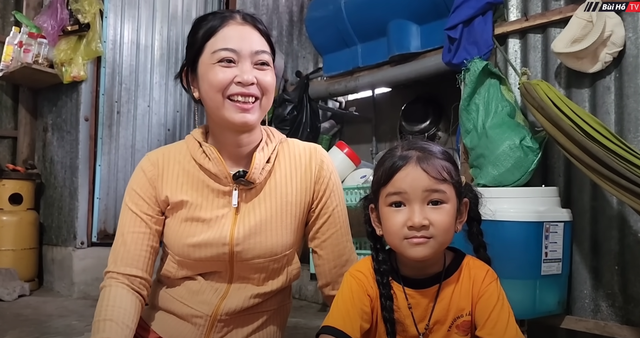 Vợ chồng nghèo Đồng Tháp nhặt bé gái sinh non bị vứt ở lùm cây về nuôi, 6 năm sau hưởng "trái ngọt"- Ảnh 1. Vợ chồng nghèo Đồng Tháp nhặt bé gái sinh non bị vứt ở lùm cây về nuôi, 6 năm sau hưởng "trái ngọt"- Ảnh 1.