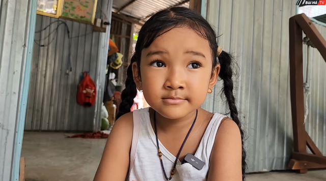 Vợ chồng nghèo Đồng Tháp nhặt bé gái sinh non bị vứt ở lùm cây về nuôi, 6 năm sau hưởng "trái ngọt"- Ảnh 5. Vợ chồng nghèo Đồng Tháp nhặt bé gái sinh non bị vứt ở lùm cây về nuôi, 6 năm sau hưởng "trái ngọt"- Ảnh 5.