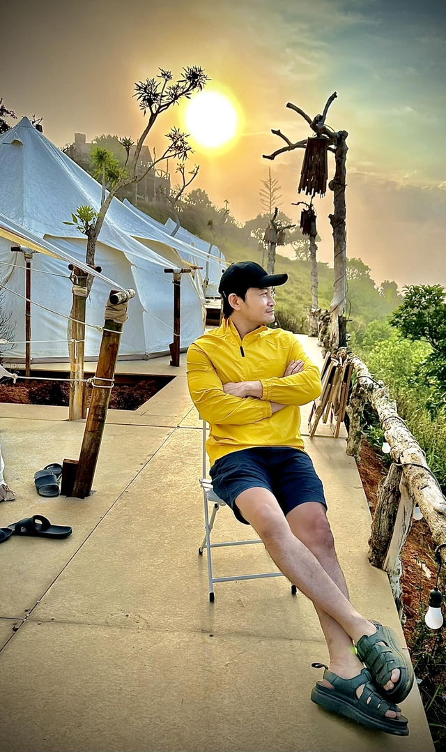 Nam NSƯT đẹp trai, phong độ, kết hôn nhiều năm nhưng không sống cùng vợ, không sinh con dù đã 50 tuổi- Ảnh 6. Nam NSƯT đẹp trai, phong độ, kết hôn nhiều năm nhưng không sống cùng vợ, không sinh con dù đã 50 tuổi- Ảnh 6.