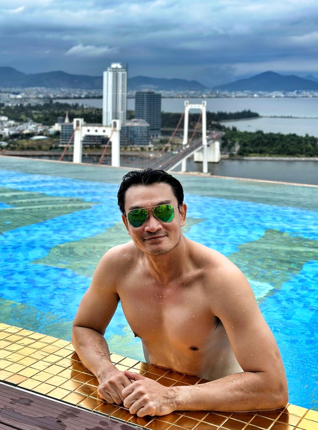 Nam NSƯT đẹp trai, phong độ, kết hôn nhiều năm nhưng không sống cùng vợ, không sinh con dù đã 50 tuổi- Ảnh 4. Nam NSƯT đẹp trai, phong độ, kết hôn nhiều năm nhưng không sống cùng vợ, không sinh con dù đã 50 tuổi- Ảnh 4.