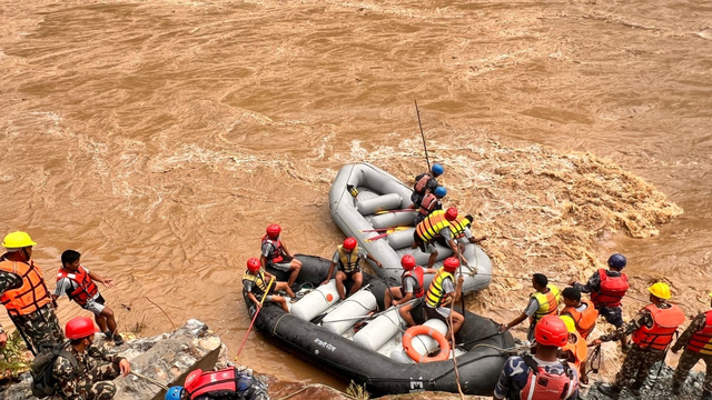 Lở đất kinh hoàng: Hơn 60 người mất tích sau khi xe buýt bị cuốn trôi xuống sông- Ảnh 2. Lở đất kinh hoàng: Hơn 60 người mất tích sau khi xe buýt bị cuốn trôi xuống sông- Ảnh 2.