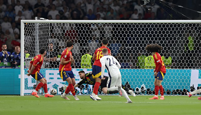 Sao trẻ xé toang "tường sắt" biến Tam sư thành... Hello Kitty, Tây Ban Nha vô địch Euro đầy kịch tính- Ảnh 5. Sao trẻ xé toang "tường sắt" biến Tam sư thành... Hello Kitty, Tây Ban Nha vô địch Euro đầy kịch tính- Ảnh 5.
